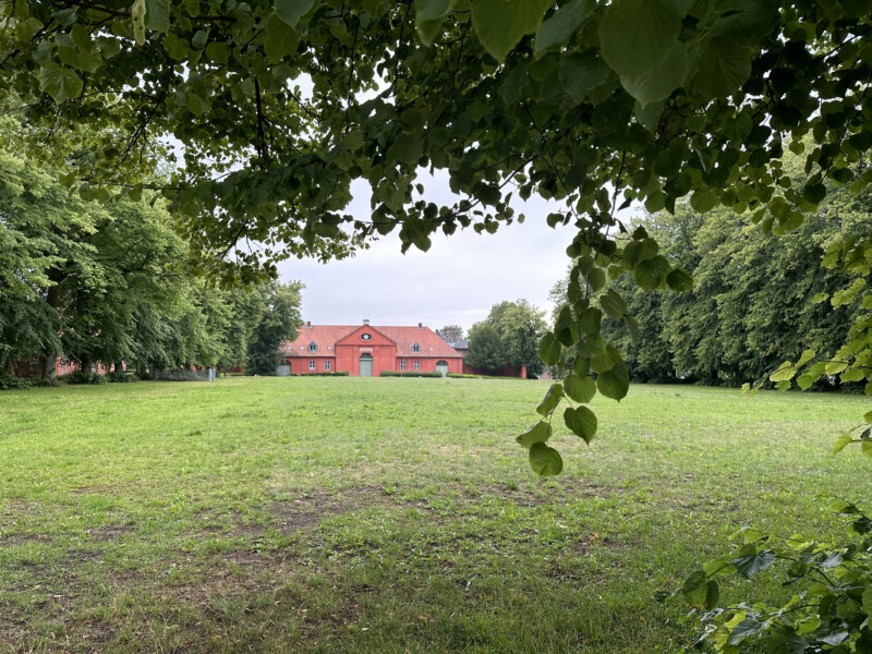 Plön Schloss Uhrenhaus, Linke Seite Marstall (2023), Ehemaliger Turnier- Und Exerzierplatz, Foto: Amphpikp600.de