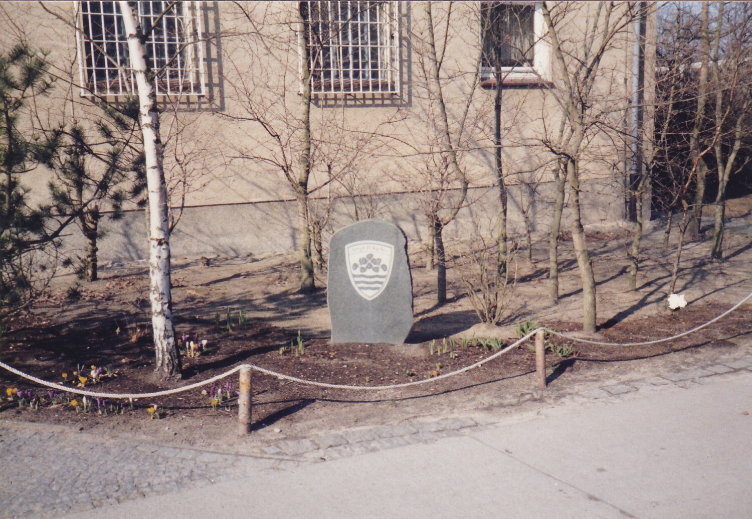 Wappen-Stein vor dem Kompaniegebäude, Quelle: ploenerpioniere.de