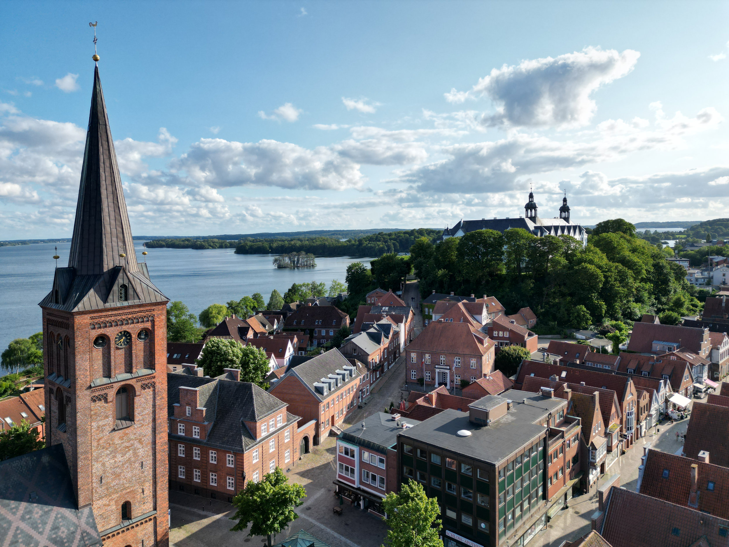 Plön Nikolaikirche mit Schloss im Hintergrund (2023), Foto: amphpikp600.de