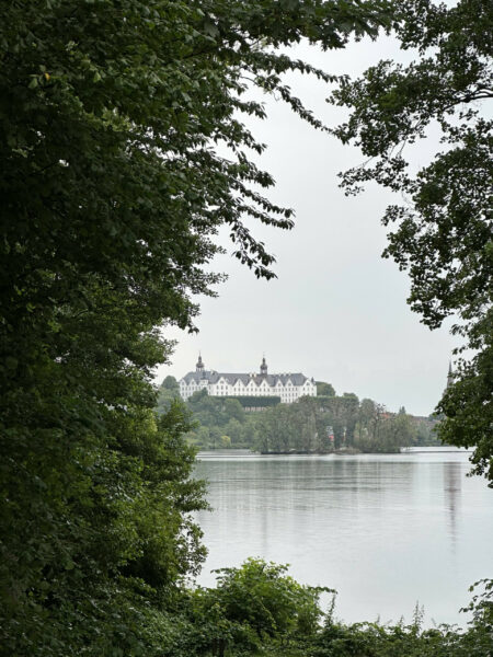 Plön Schloss – Blick Von Der Prinzeninsel (2023), Foto: Amphpikp600.de