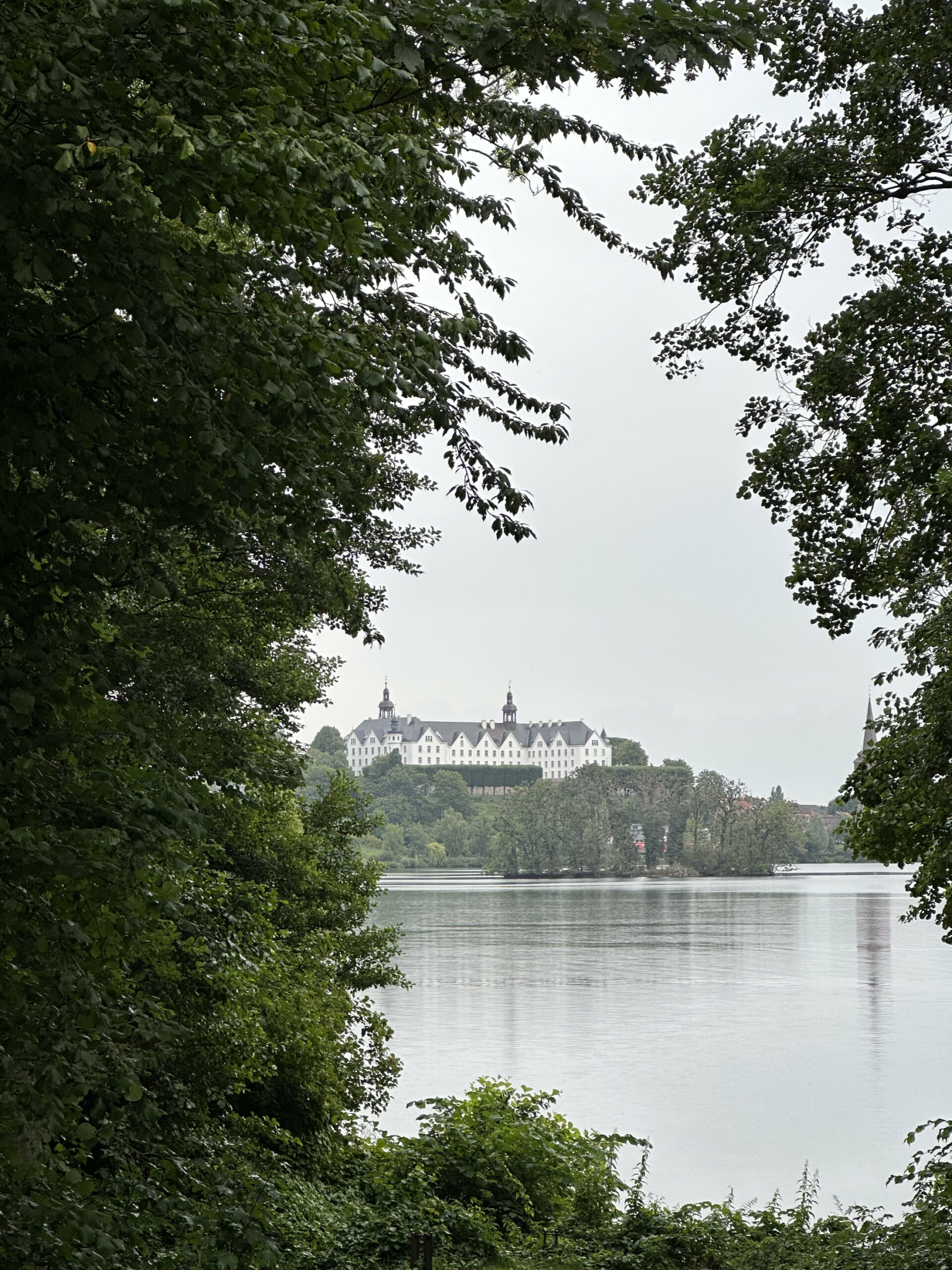 Plön Schloss – Blick von der Prinzeninsel (2023), Foto: amphpikp600.de