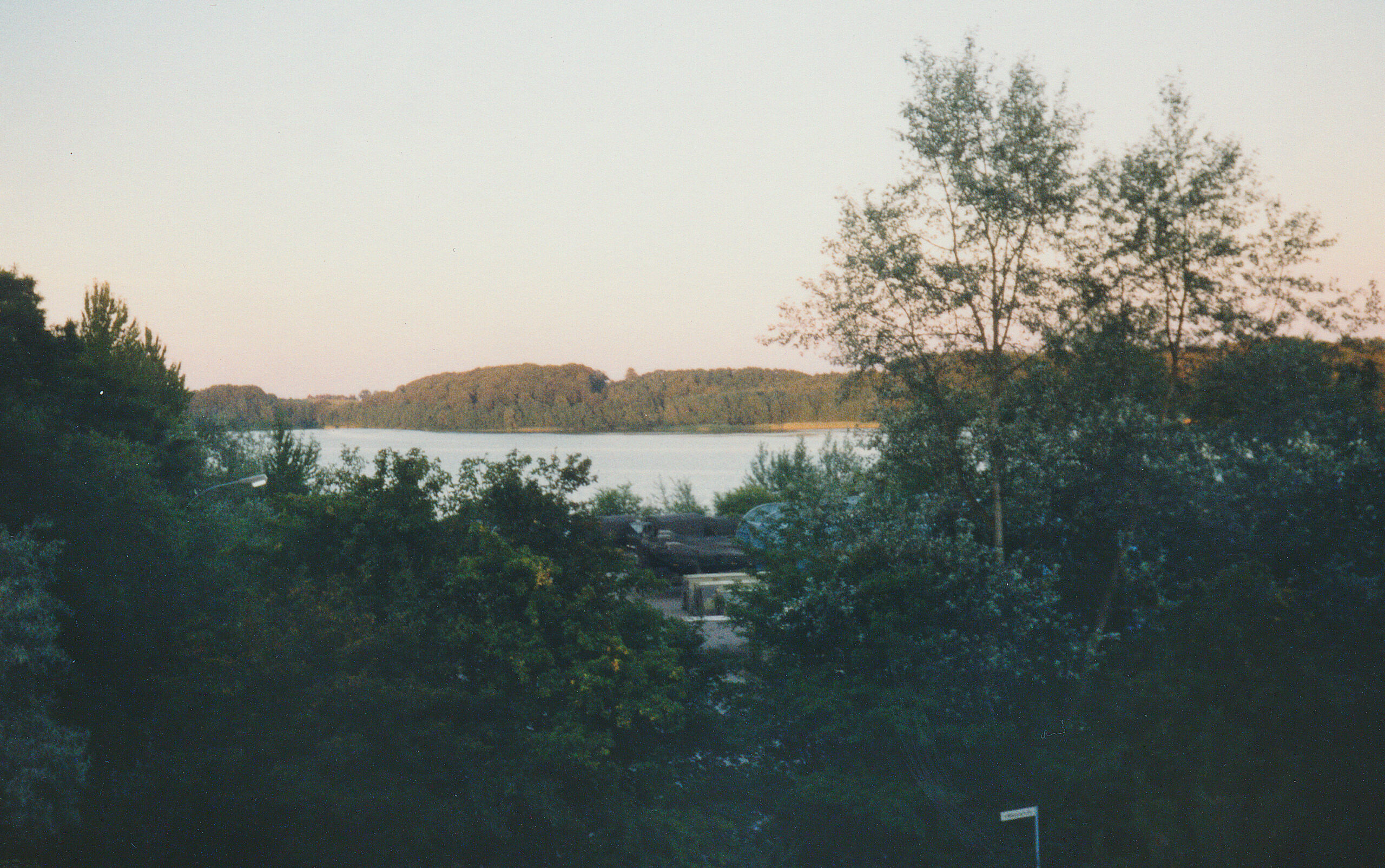 Blick aus dem Kompaniegebäude (Lageplan 17) auf den Suhrer See (1990), Foto: amphpikp600.de