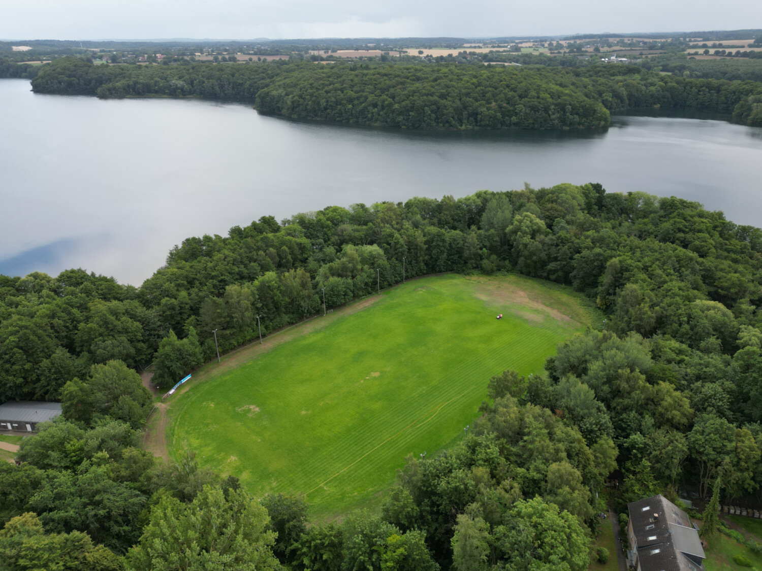 Sportplatz, rechts unten ehemaliges Kasernengebäude (2023), Foto: amphpikp600.de