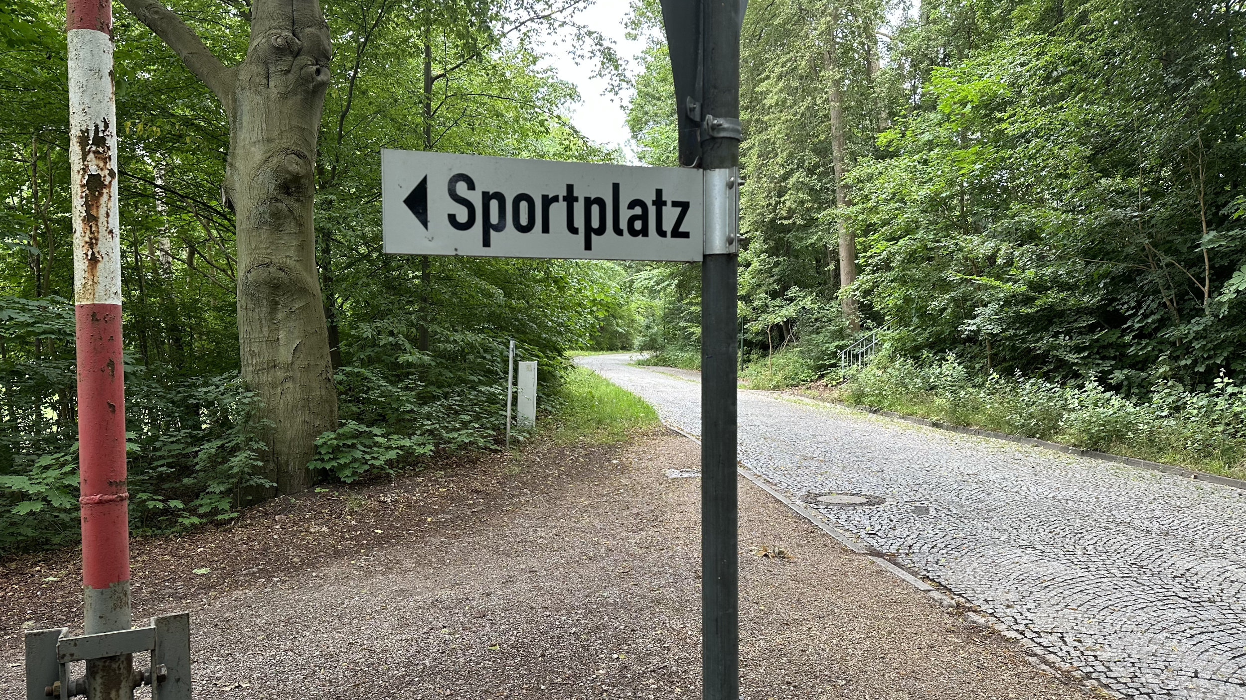 Schild Sportplatz (2023), alte Kopfsteinpflasterstraße, Foto: amphpikp600.de
